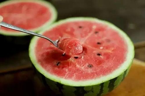 描述吃瓜的场景