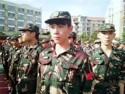 酒吧吃瓜军训视频大全