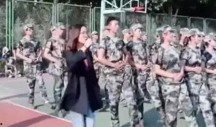 酒吧吃瓜军训视频大全