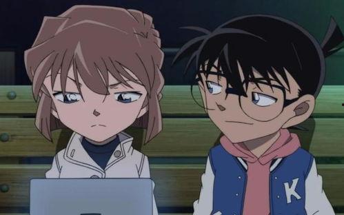 灰原哀吃瓜柯南,柯南笑而不语